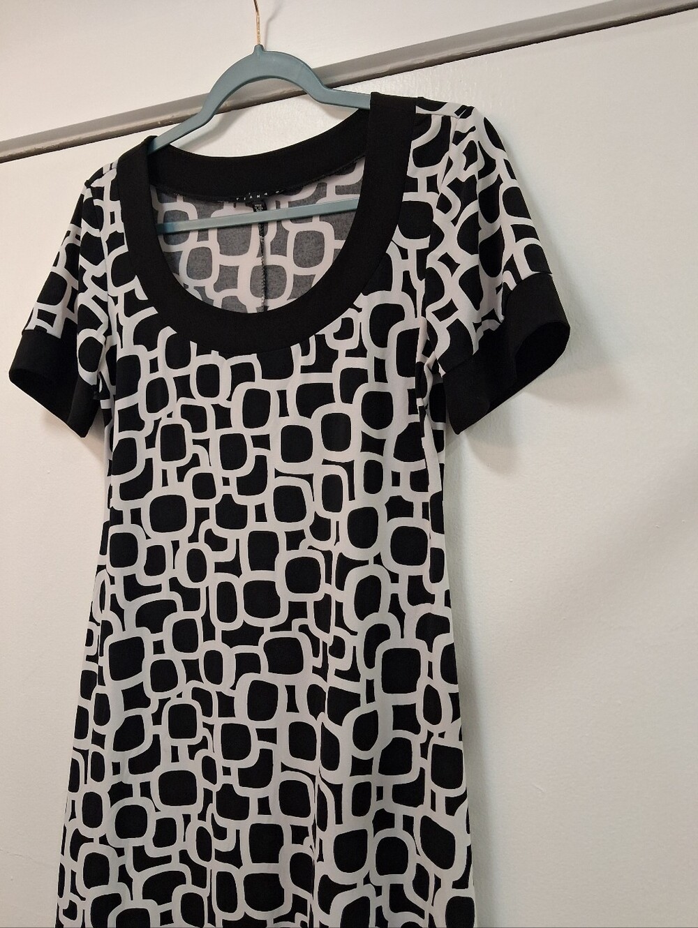 Tiana B. Black & White Geometric Scoop Neck Tunic